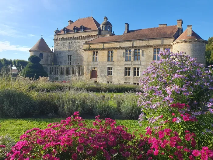 Visitez un château du XVIe siècle et ses jardins avec un gui